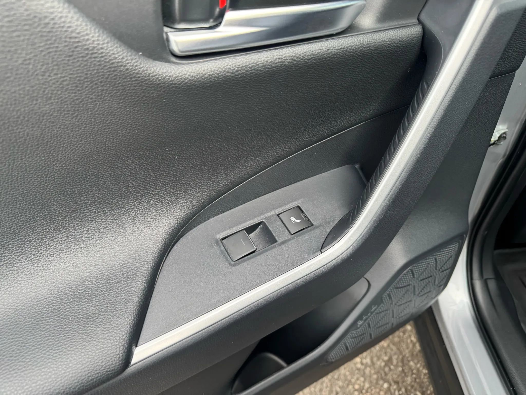 Used 2025 Toyota RAV4 XSE w/ Premium Package image 21