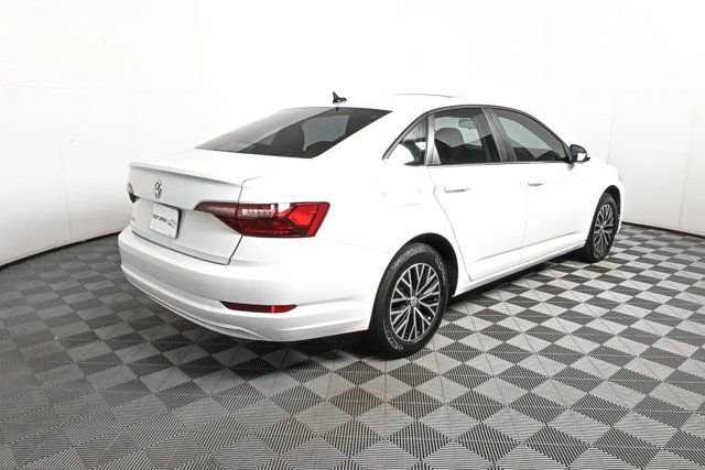 Used 2021 Volkswagen Jetta SE image 3