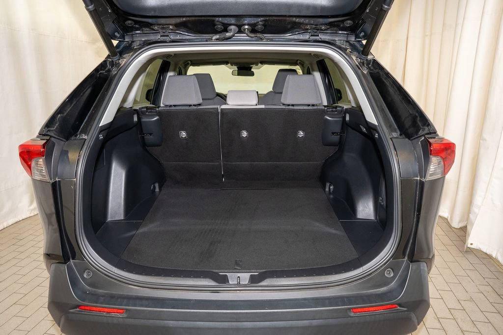 Used 2021 Toyota RAV4 XLE w/ Convenience Package image 5