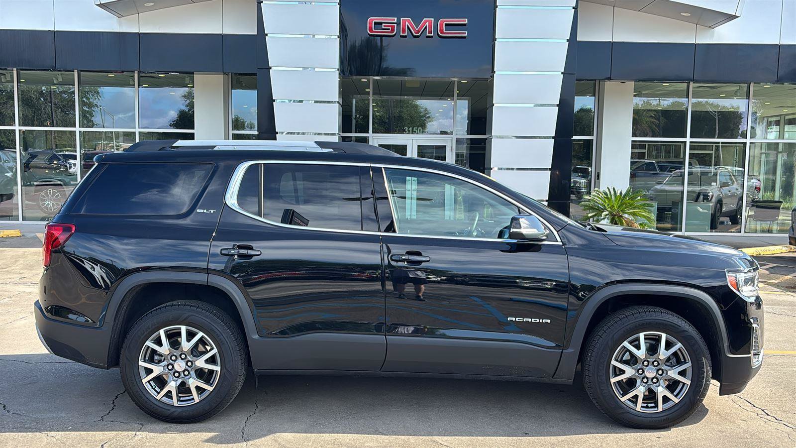 Certified 2023 GMC Acadia SLT w/ Technology Package FWD image 8