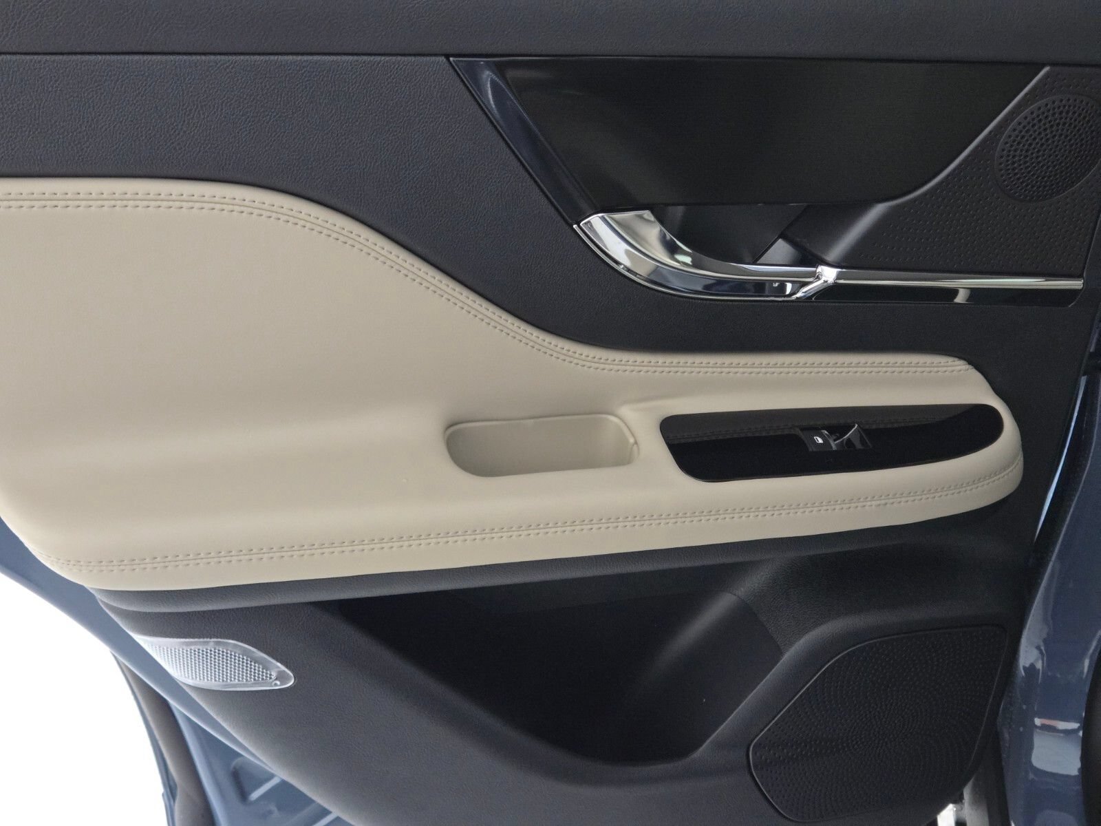 New 2026 Lincoln Corsair Reserve w/ Jet Appearance Package FWD image 19