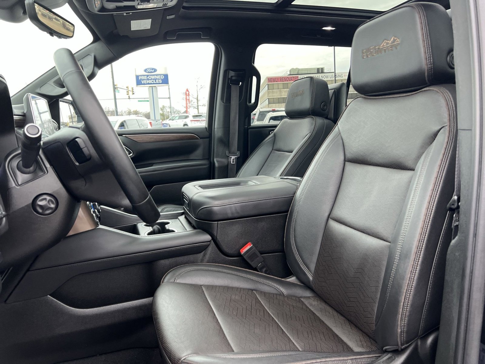 Used 2023 Chevrolet Suburban High Country image 13