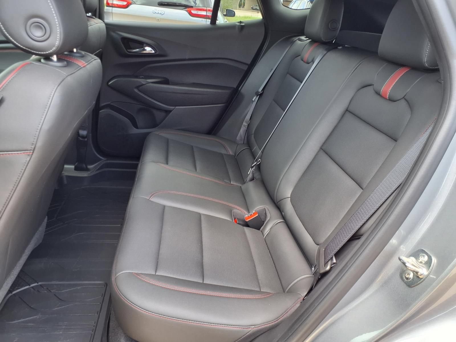 Used 2025 Chevrolet Trax RS w/ Sunroof Package FWD image 26