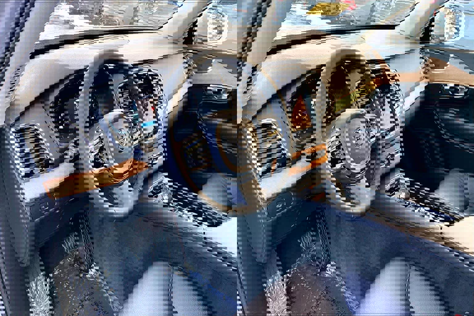 Certified 2024 Volvo XC90 B6 Plus image 17