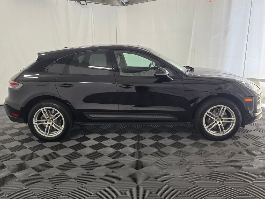 Certified 2024 Porsche Macan AWD/4WD image 9