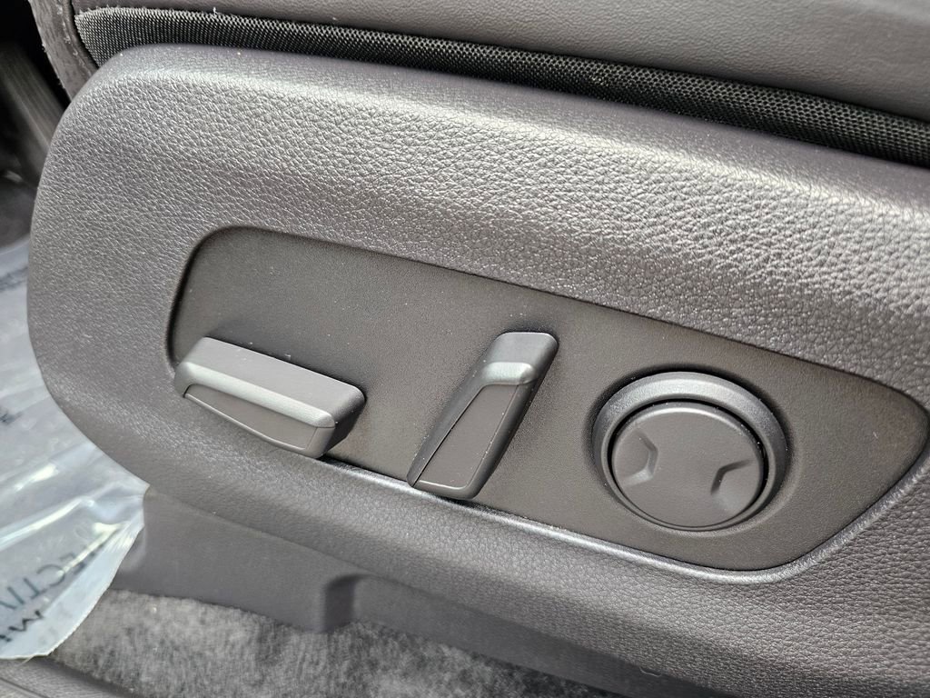 Used 2024 Kia Carnival EX FWD image 23