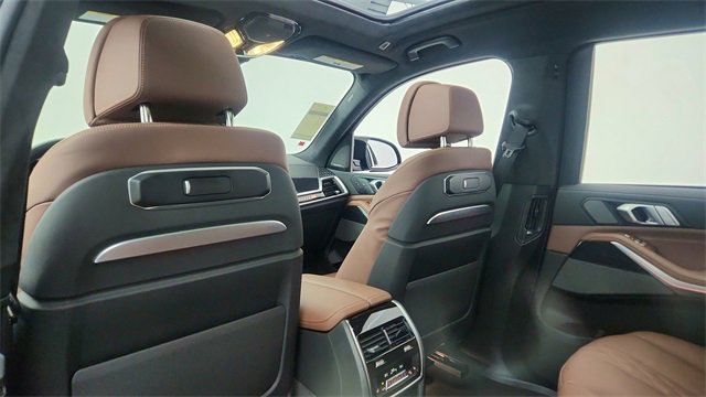 Used 2025 BMW X7 M60i image 35