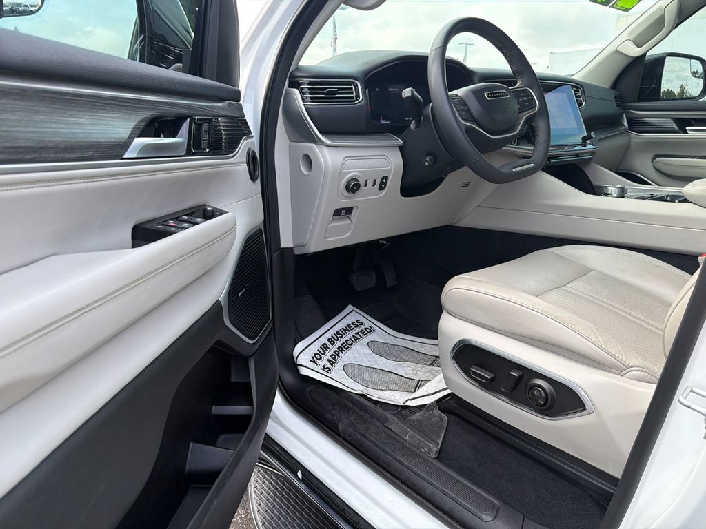 Used 2024 Jeep Wagoneer L Series II w/ Flexible Seating Group AWD/4WD image 24