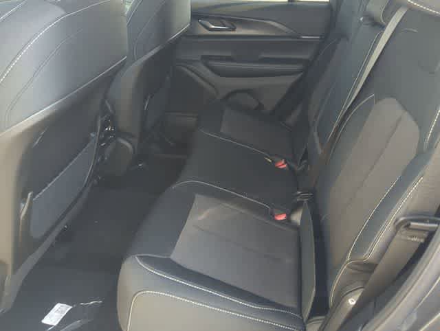Used 2025 Jeep Grand Cherokee Laredo AWD/4WD image 19