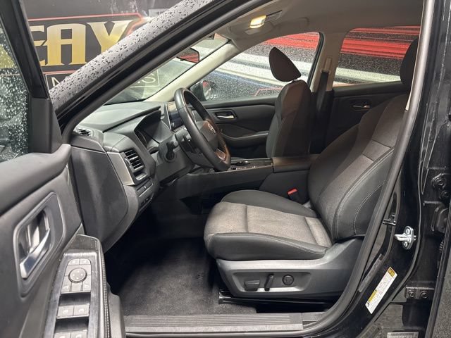 Used 2025 Nissan Rogue SV FWD image 4