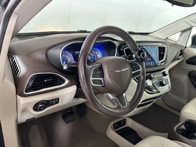 Used 2020 Chrysler Pacifica Touring-L FWD image 13