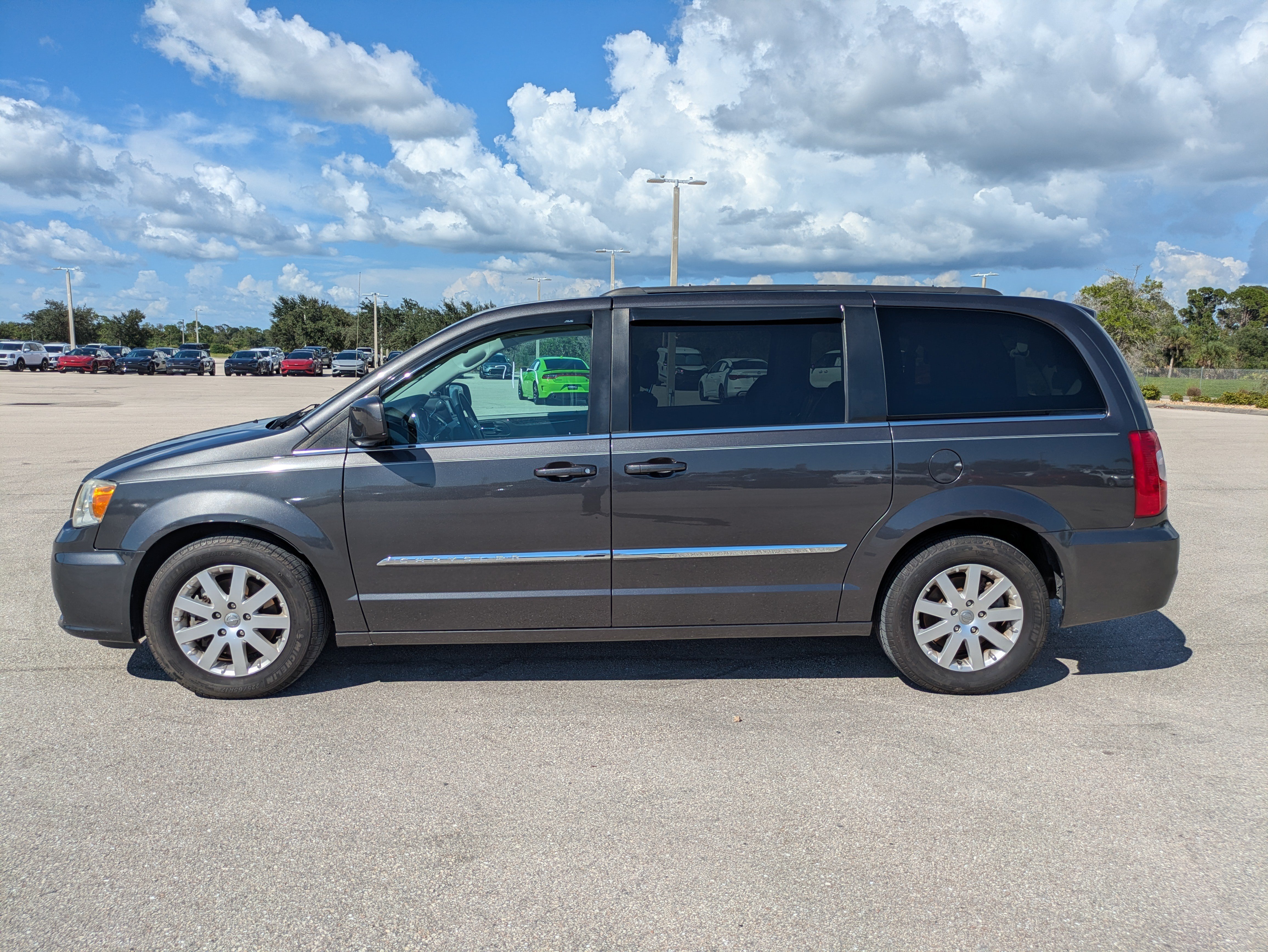 Used 2016 Chrysler Town & Country Touring FWD image 7