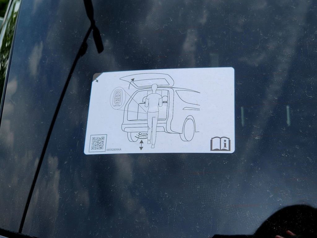 New 2025 Chrysler Pacifica Select w/ Uconnect Theater Family Group image 39