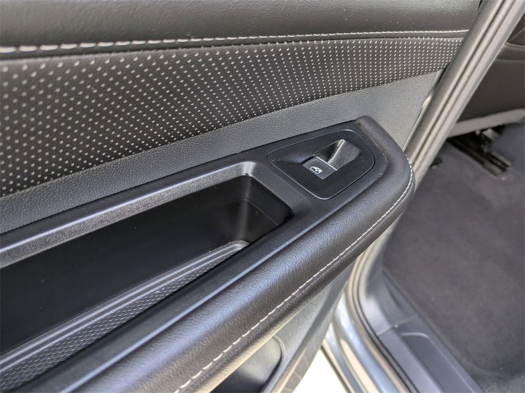 Used 2025 Volkswagen Atlas Cross Sport SE image 28