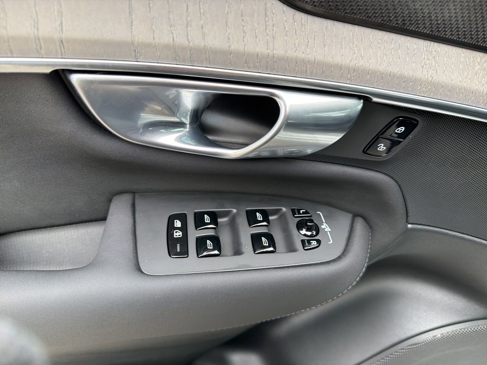 Used 2025 Volvo XC90 T8 Ultra w/ Protection Package Premier image 24