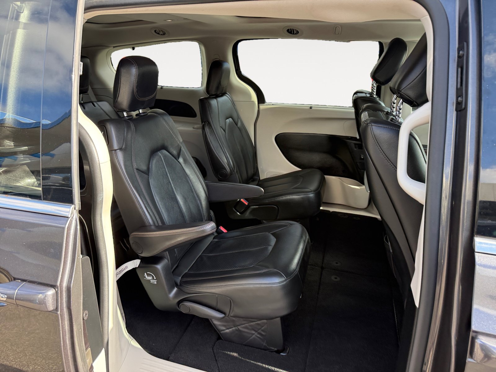 Used 2019 Chrysler Pacifica Touring-L Plus w/ Advanced Safetytec Group FWD image 19