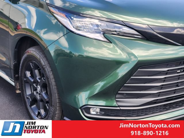 Used 2025 Toyota Sienna XLE Woodland Edition AWD/4WD image 10