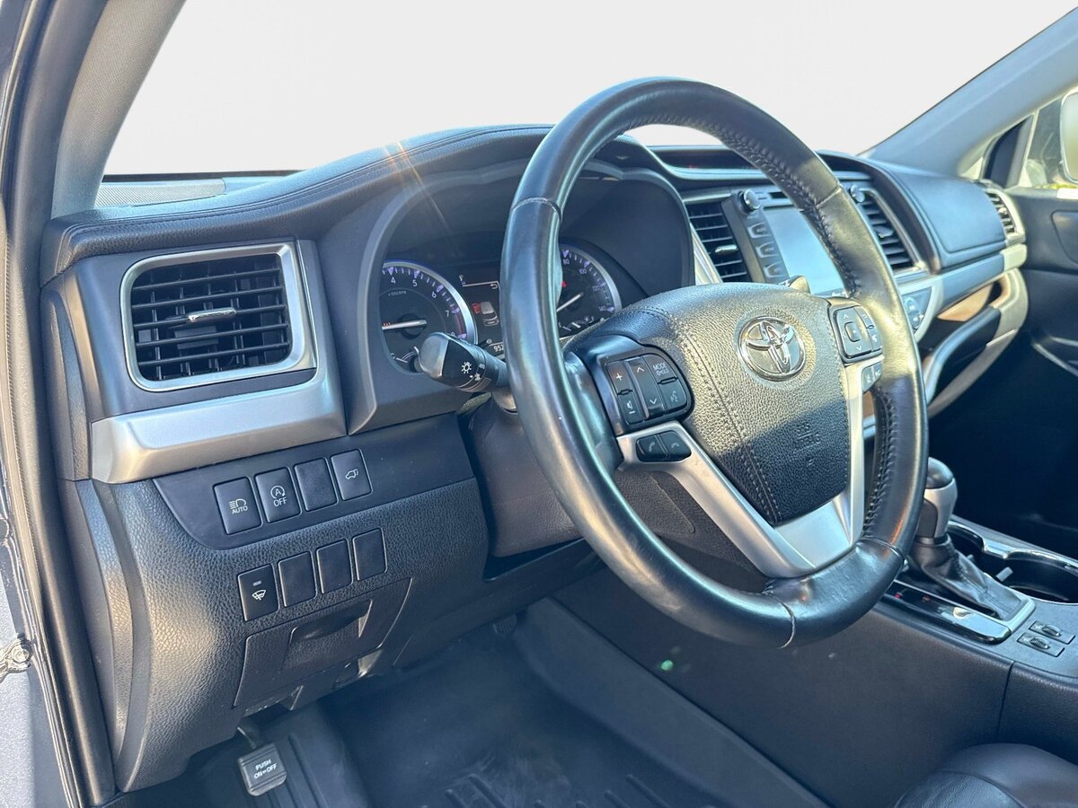 Used 2019 Toyota Highlander XLE FWD image 18