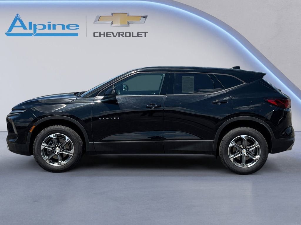 Used 2025 Chevrolet Blazer LT AWD/4WD image 2