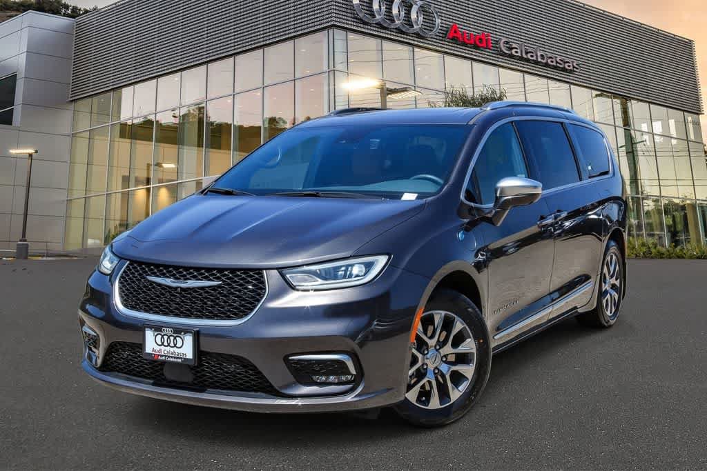 Used 2022 Chrysler Pacifica Pinnacle FWD image 1