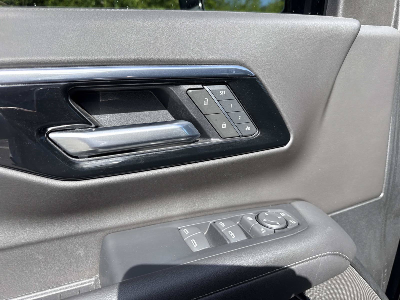Used 2025 Chevrolet Tahoe Z71 w/ Comfort Package AWD/4WD image 19