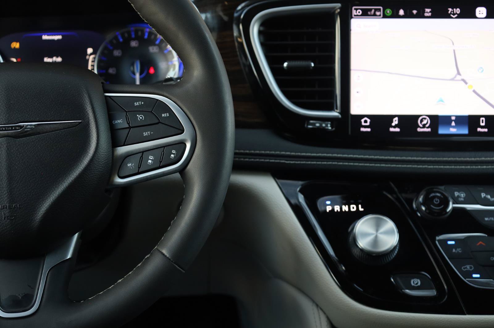 Used 2022 Chrysler Pacifica Limited FWD image 32