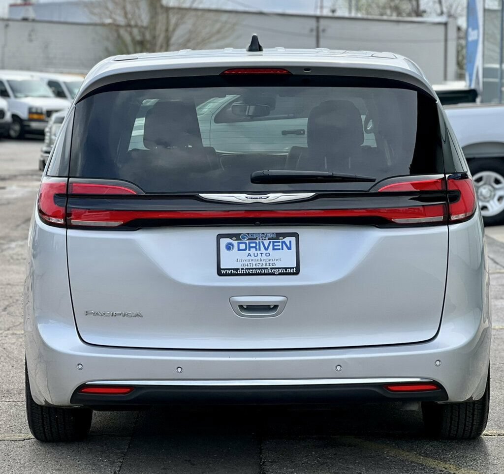 Used 2024 Chrysler Pacifica Touring-L FWD image 4