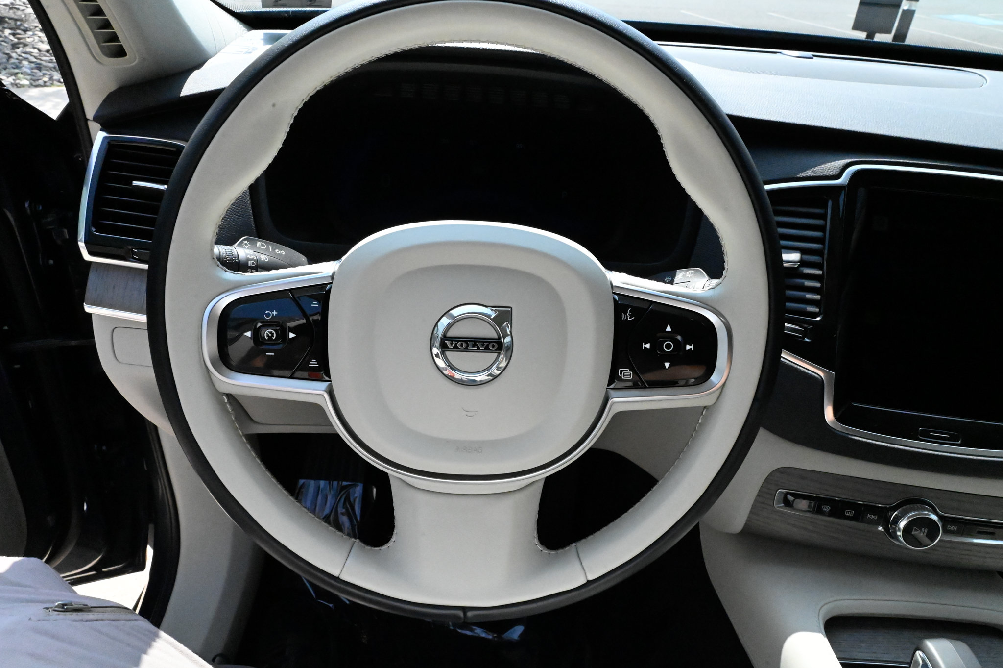 Used 2023 Volvo XC90 B6 Plus AWD/4WD image 24