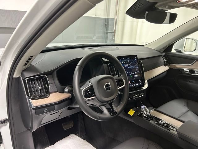 Used 2025 Volvo XC90 B5 Plus image 12