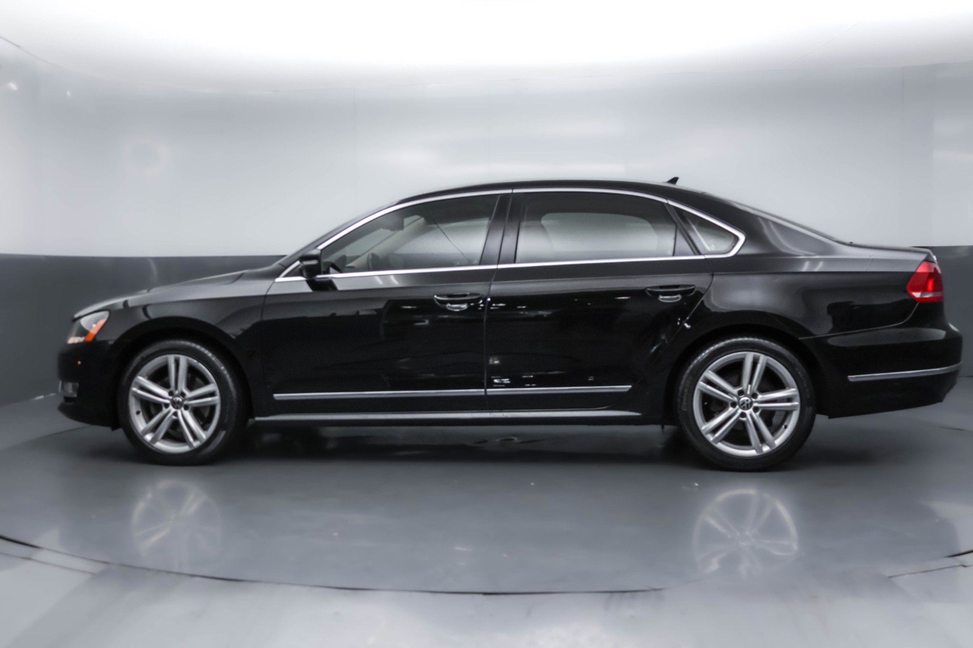 Used 2013 Volkswagen Passat TDI SEL Premium image 2