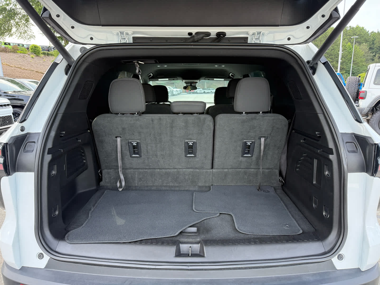 Used 2024 Chevrolet Traverse LT FWD image 29