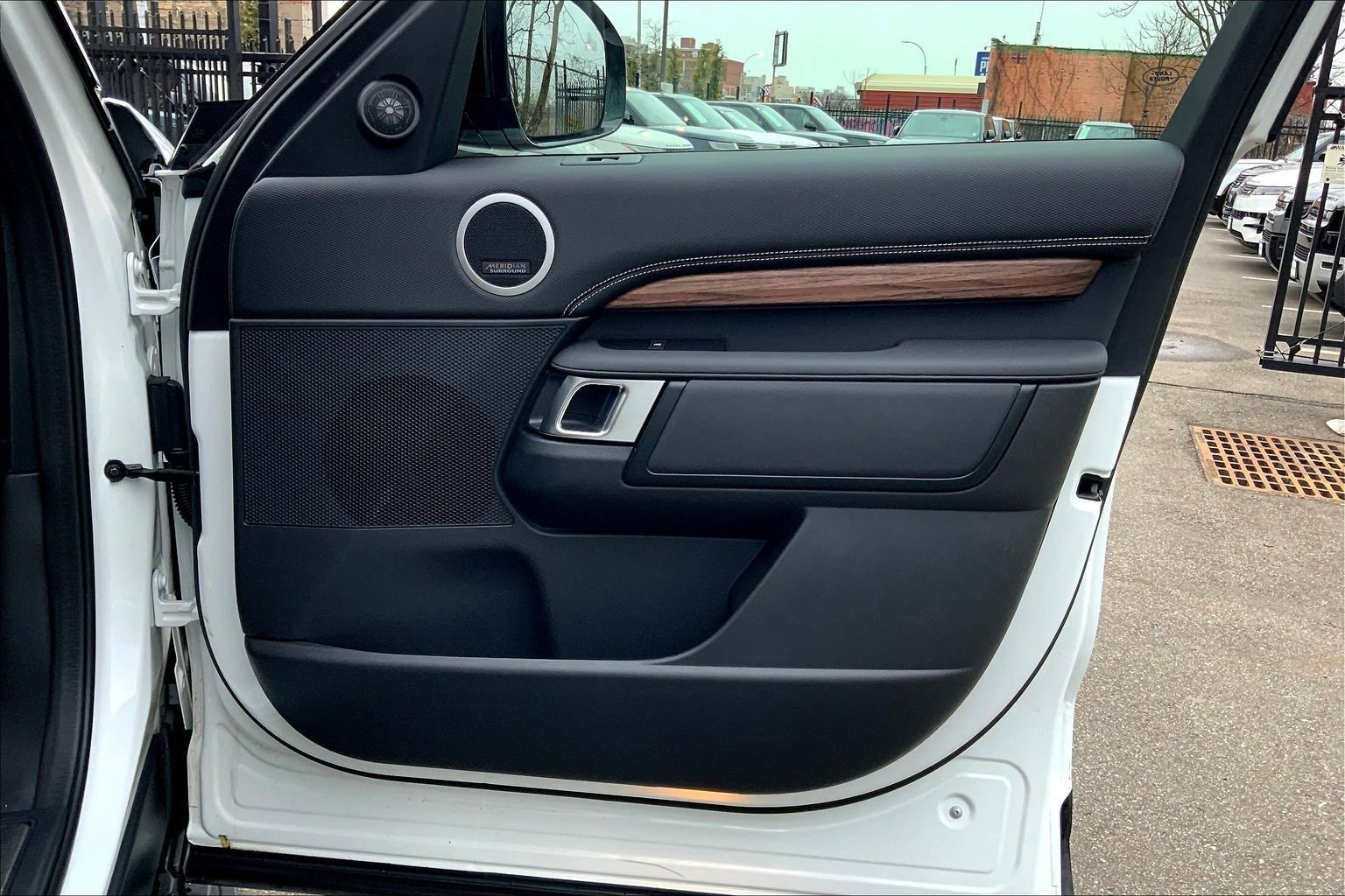 Used 2025 Land Rover Discovery Dynamic SE AWD/4WD image 22