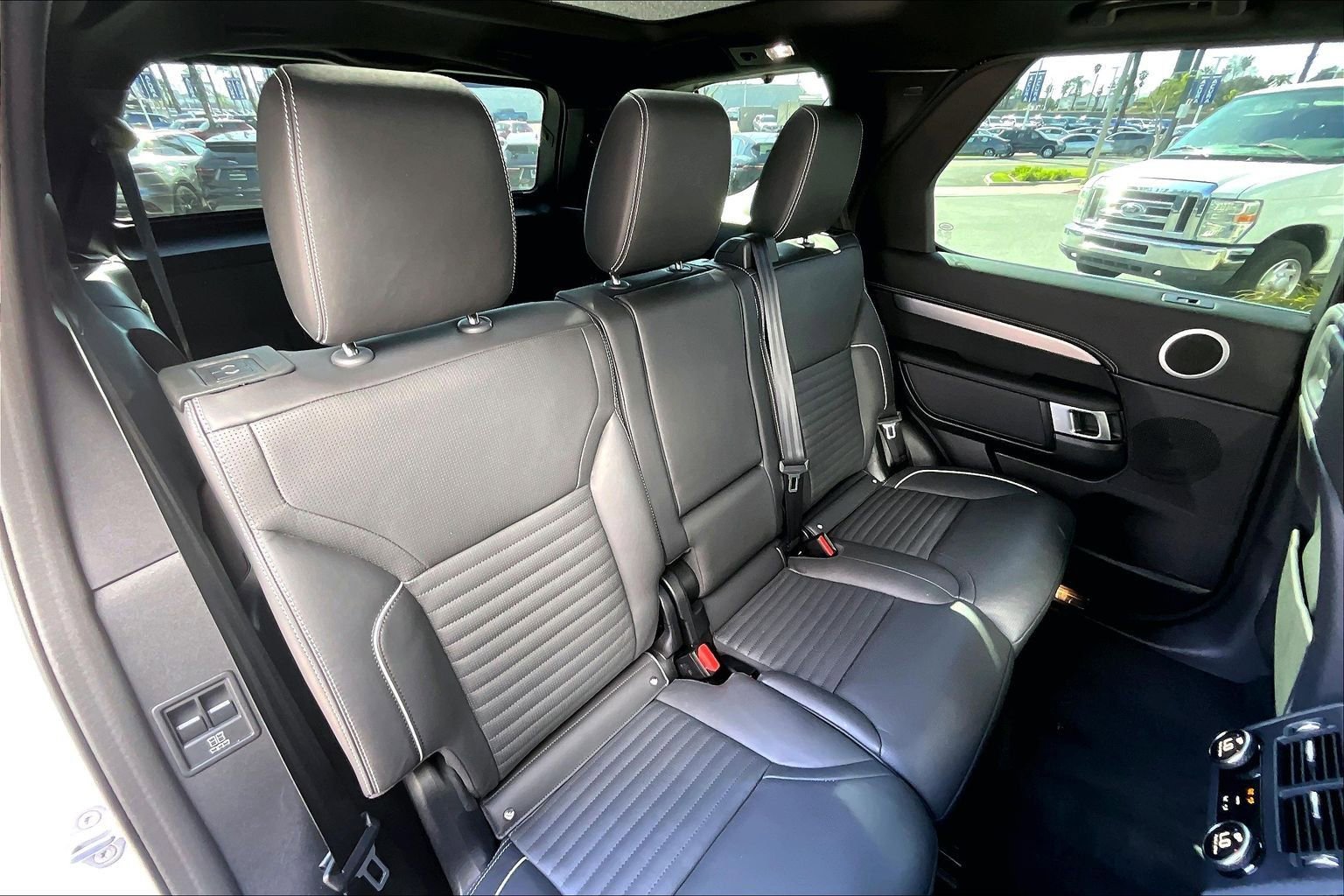 Used 2024 Land Rover Discovery Dynamic SE image 26