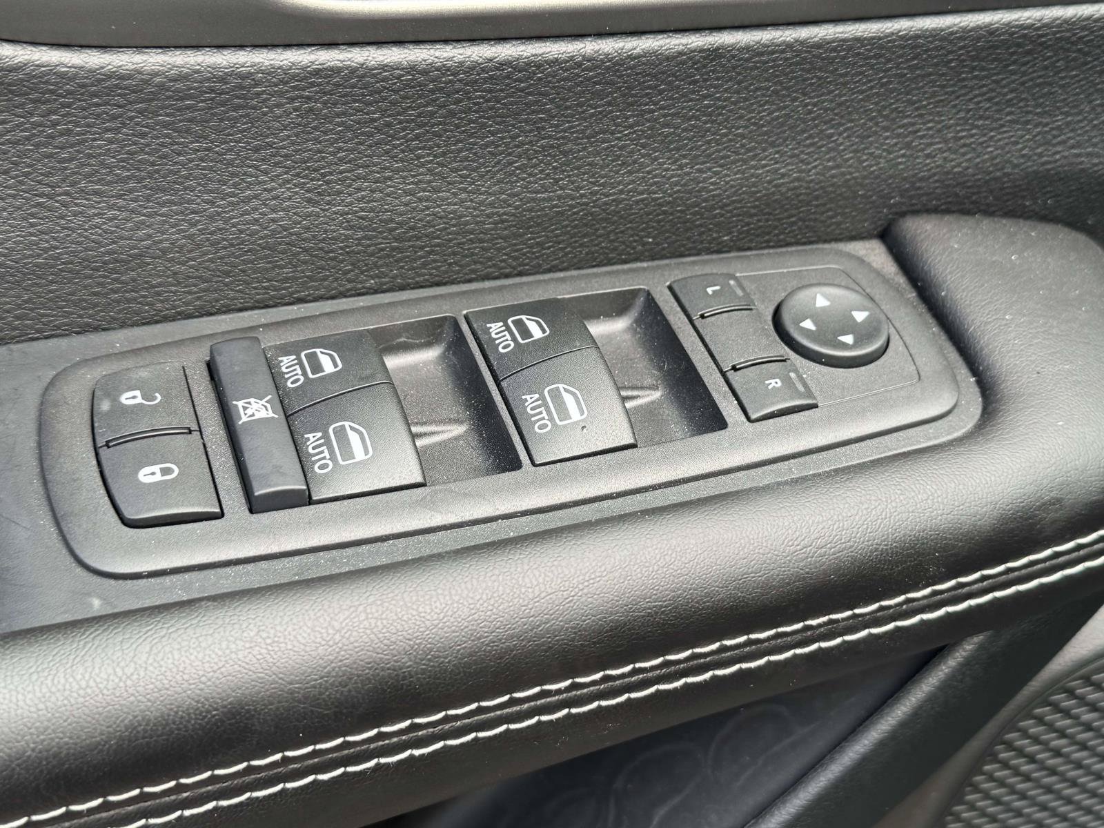 Used 2027 Chrysler Pacifica Select w/ Family Tech Group FWD image 25