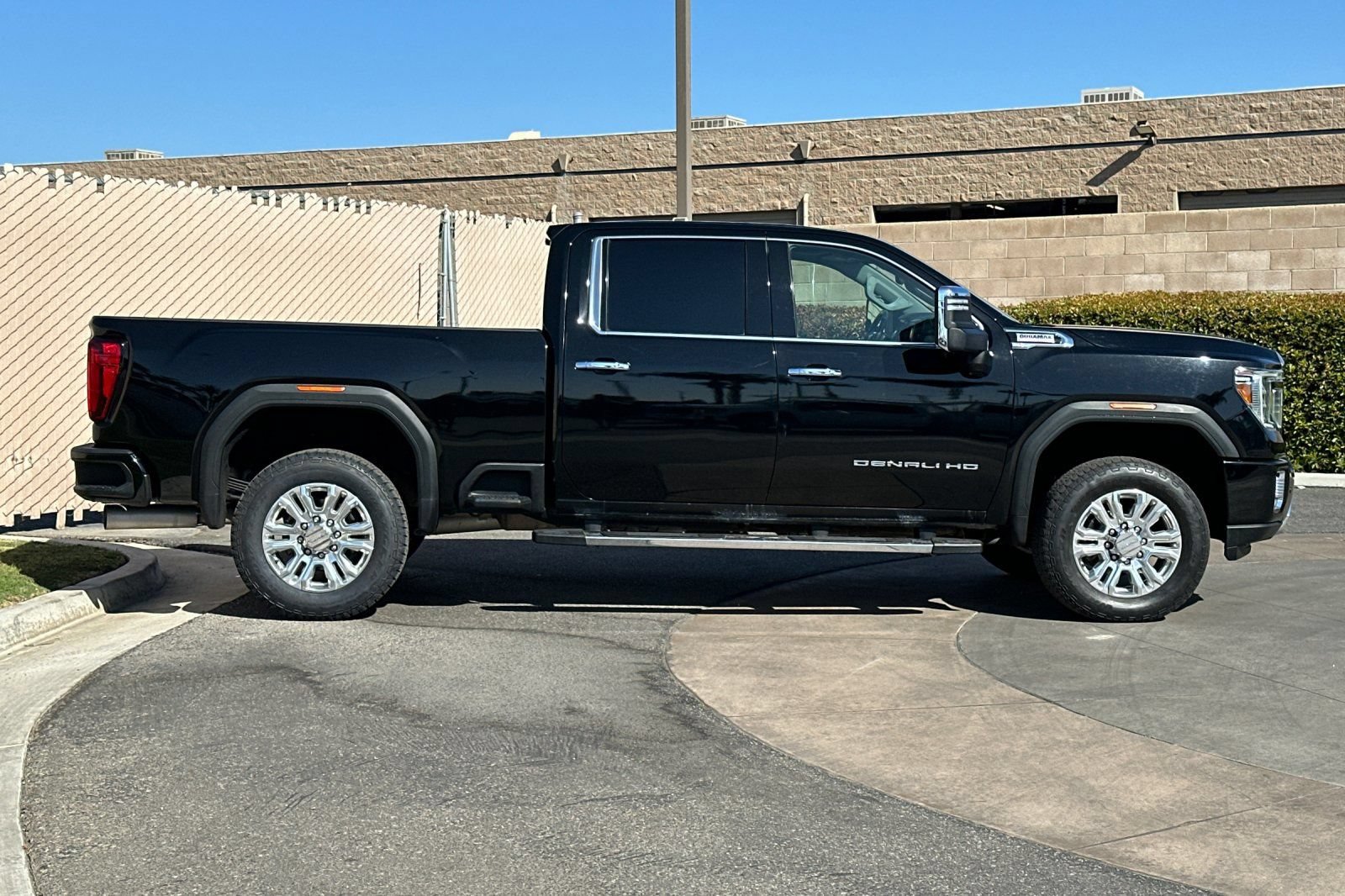 Used 2021 GMC Sierra 2500 Denali w/ Denali Ultimate Package AWD/4WD image 3