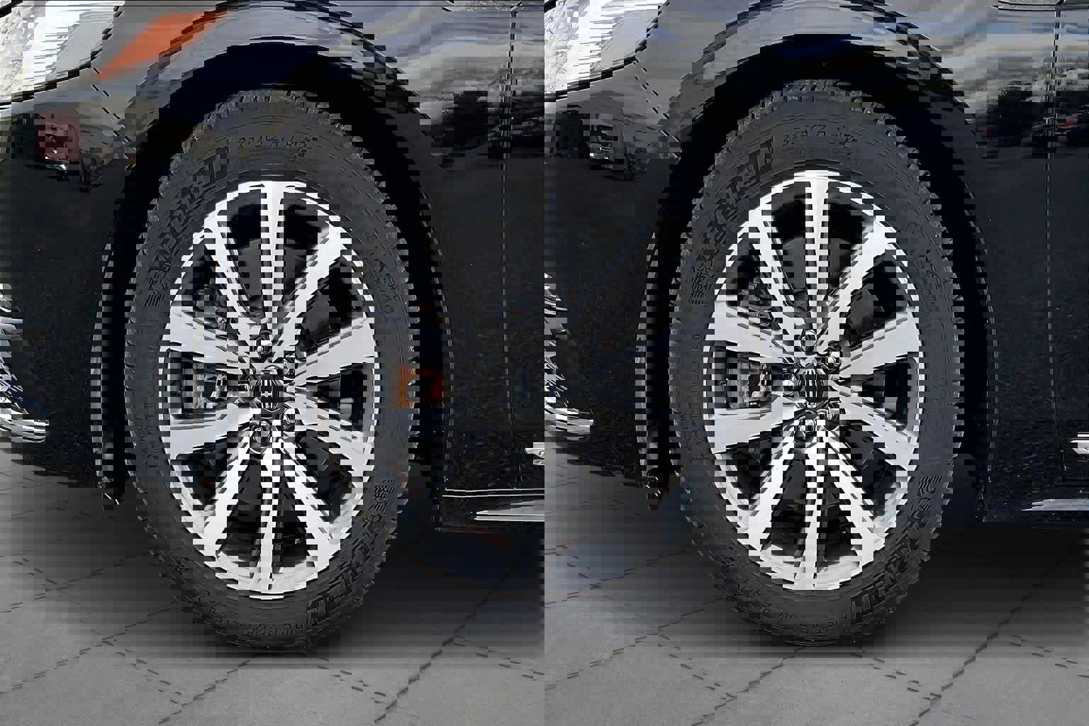 Used 2017 Lincoln Continental Premiere image 11