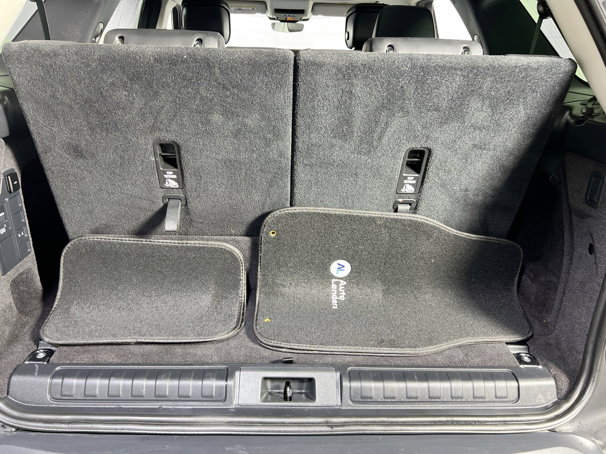 Used 2024 Land Rover Discovery S image 28