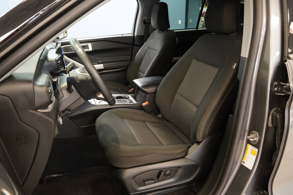 Used 2023 Ford Explorer XLT AWD/4WD image 3