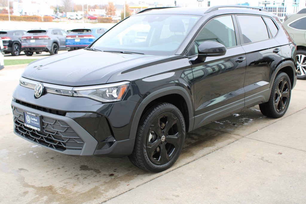 Certified 2025 Volkswagen Taos SE image 3