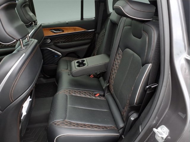 Used 2023 Jeep Grand Cherokee Summit AWD/4WD image 32