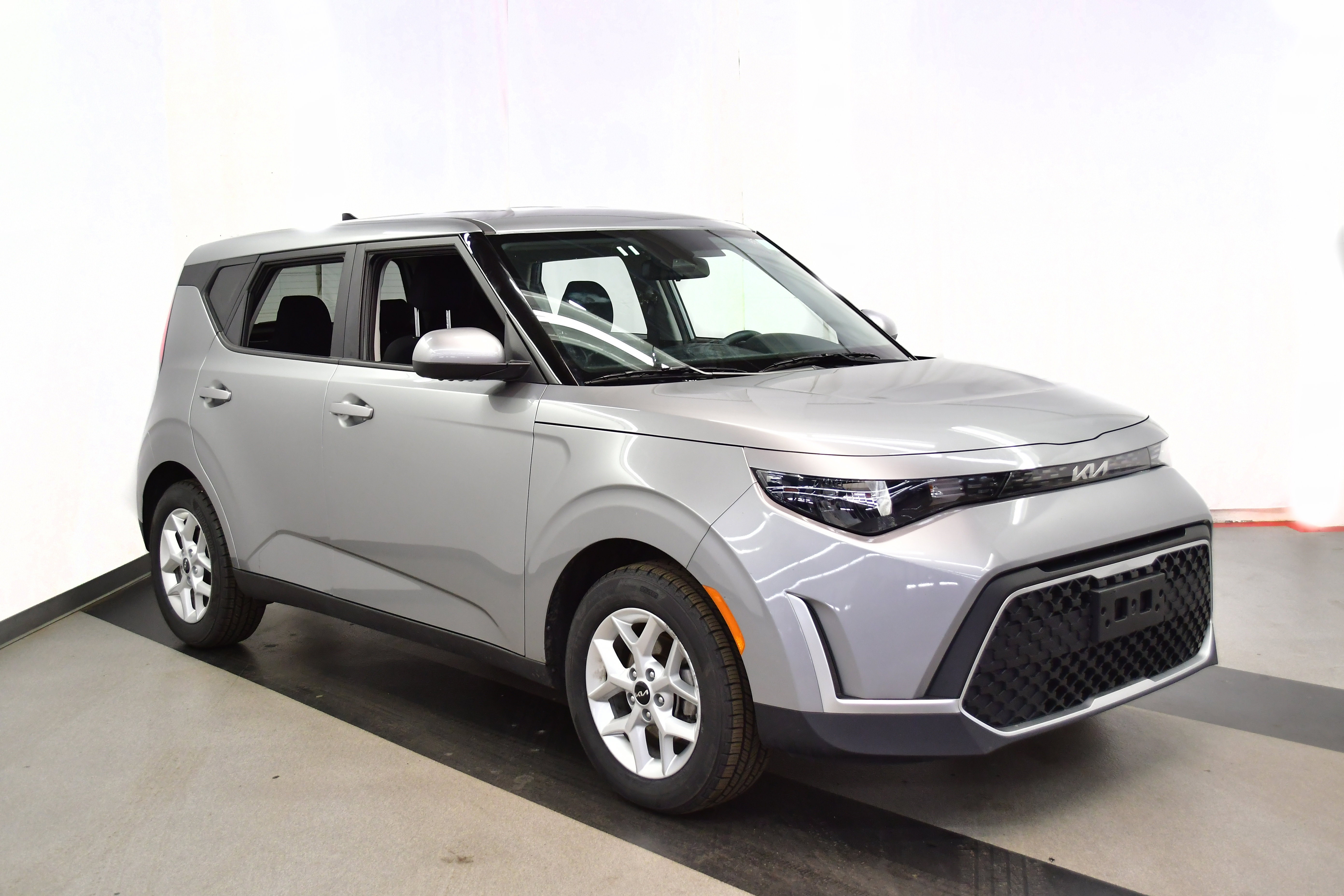 Used 2025 Kia Soul LX w/ LX Technology Package image 2