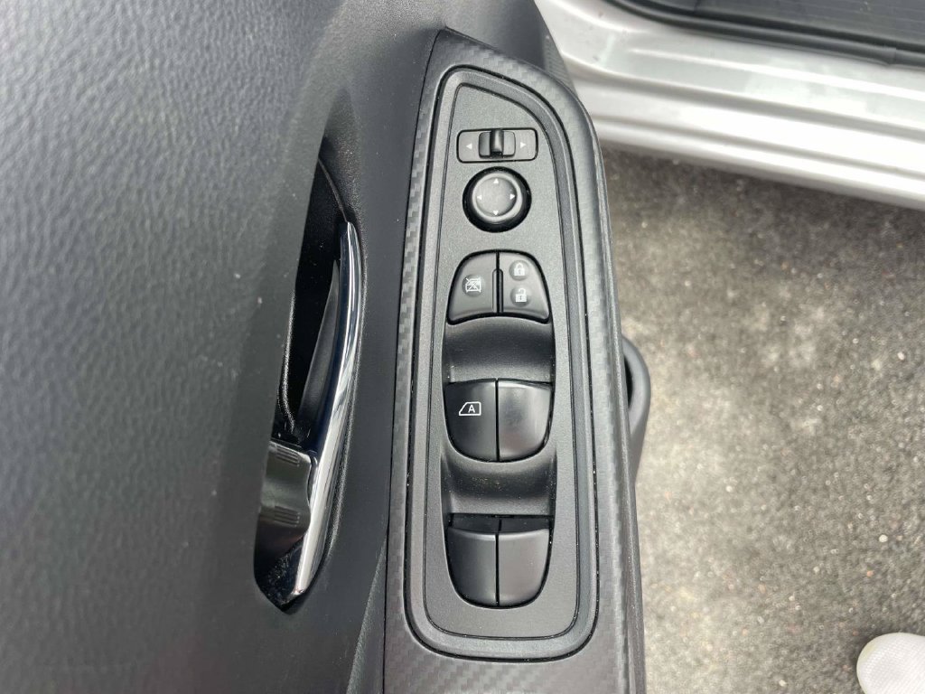 Used 2025 Nissan Versa SV FWD image 16