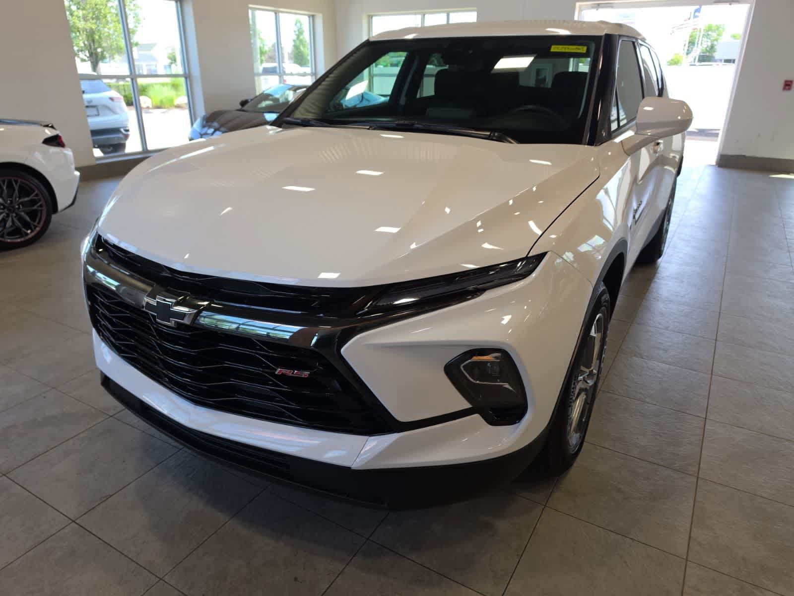 Used 2025 Chevrolet Blazer LT AWD/4WD image 2