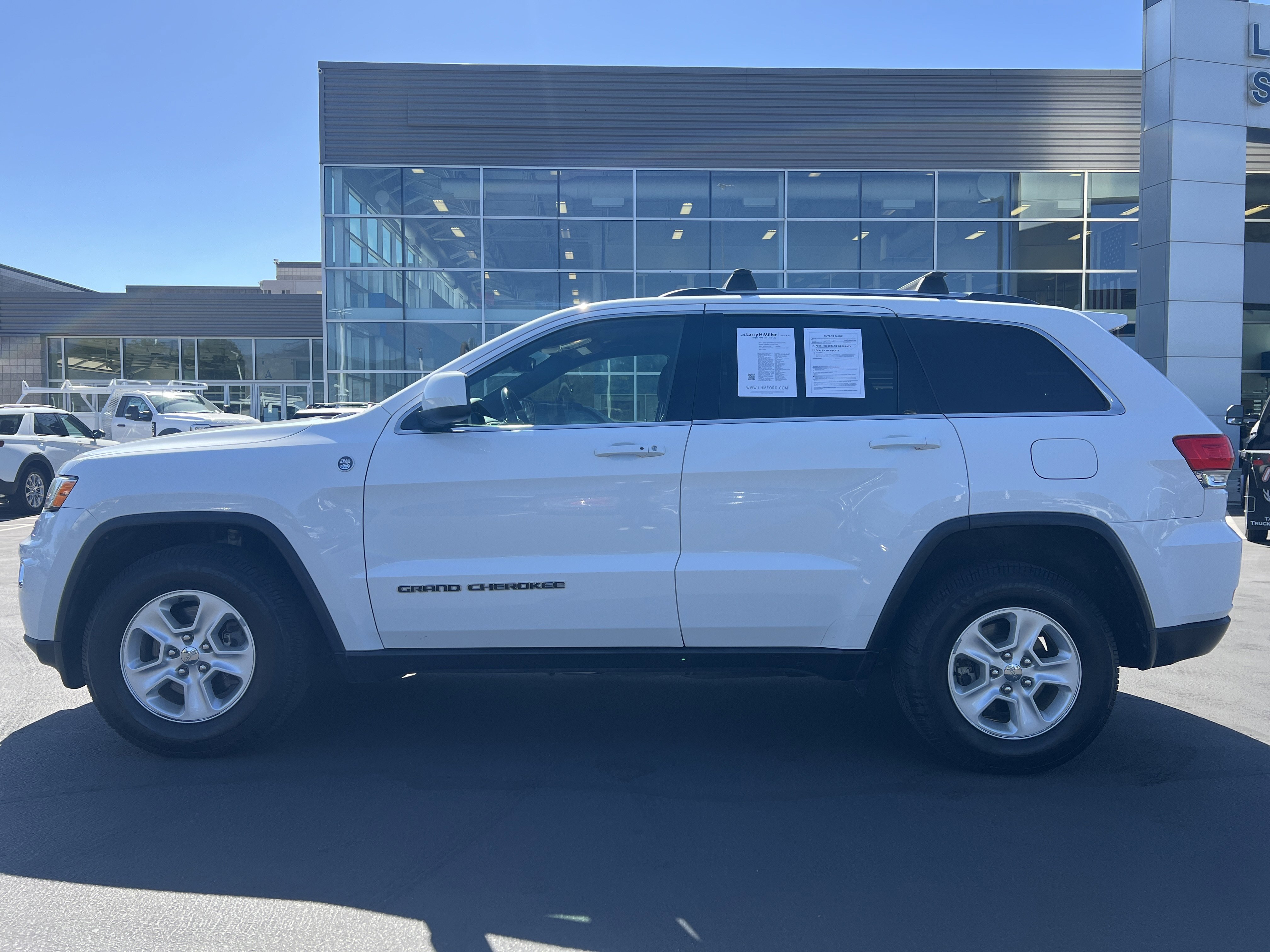 Used 2017 Jeep Grand Cherokee Laredo w/ Quick Order Package 23E AWD/4WD image 2