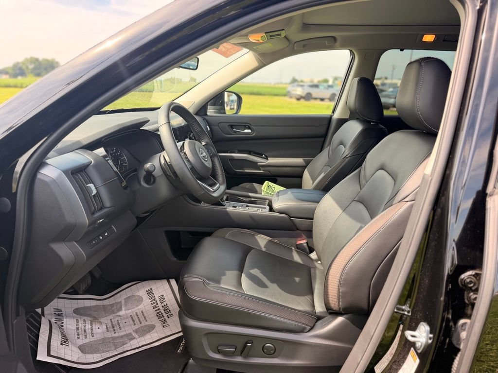 Certified 2025 Nissan Pathfinder SL w/ SL Premium Package FWD image 9