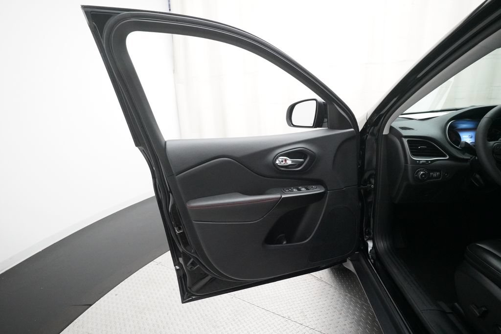 Used 2022 Jeep Cherokee Trailhawk w/ Comfort/Convenience Group AWD/4WD image 28