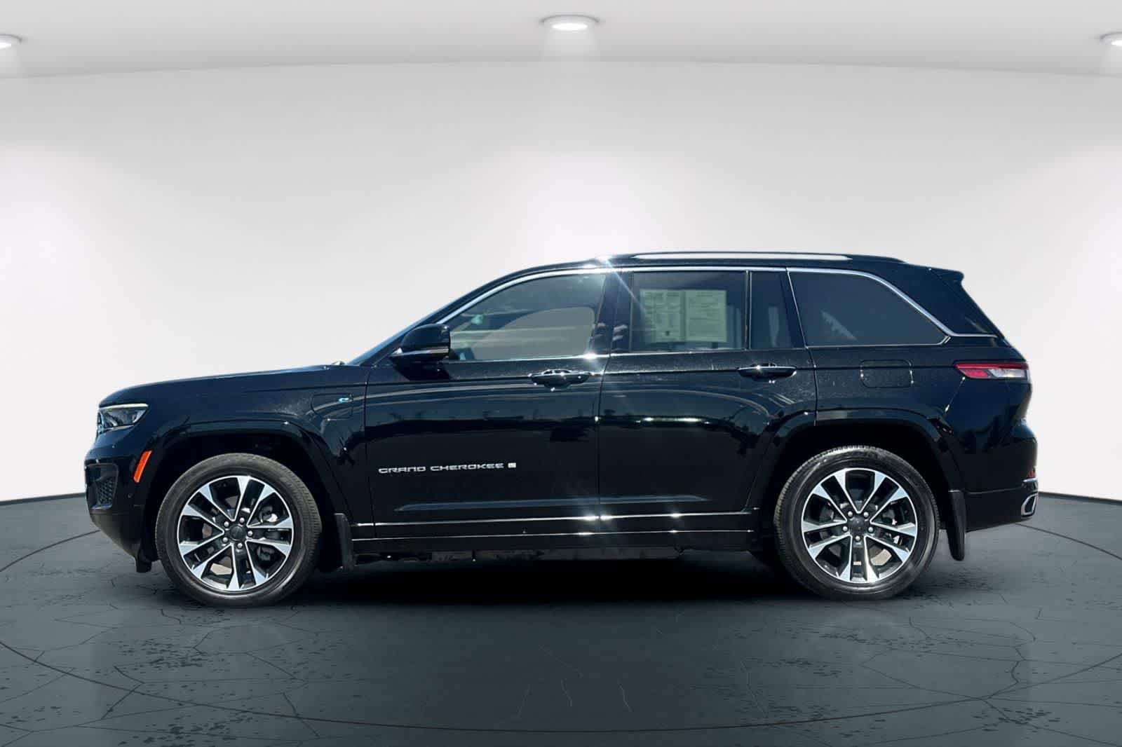 Certified 2022 Jeep Grand Cherokee Overland w/ MOPAR Finishing Package AWD/4WD image 9
