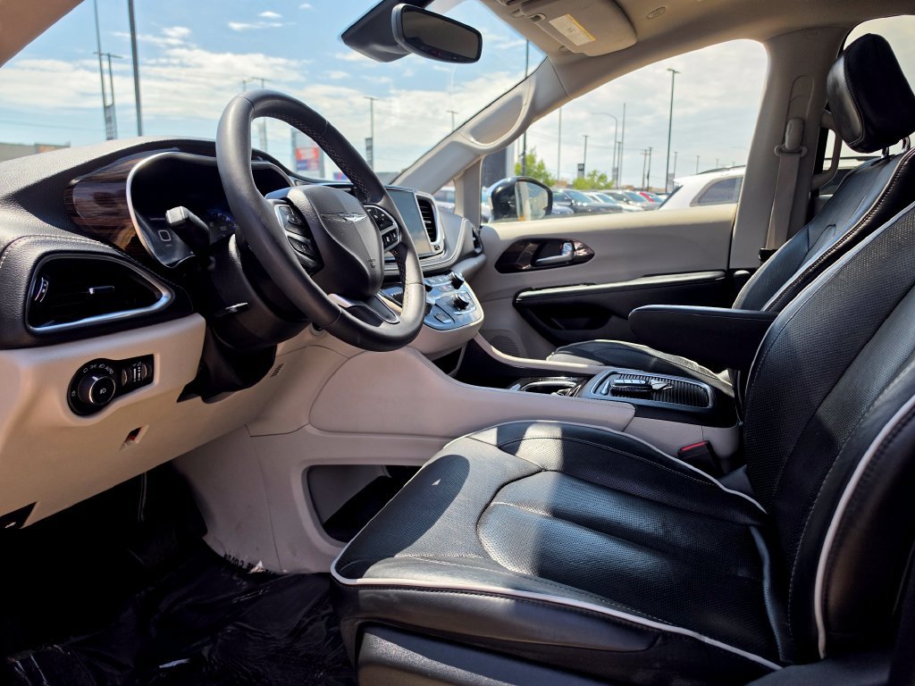 Used 2023 Chrysler Pacifica Limited FWD image 10