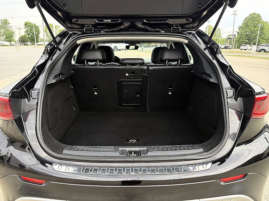Used 2017 INFINITI QX30 Premium w/ Cargo Package AWD/4WD image 19