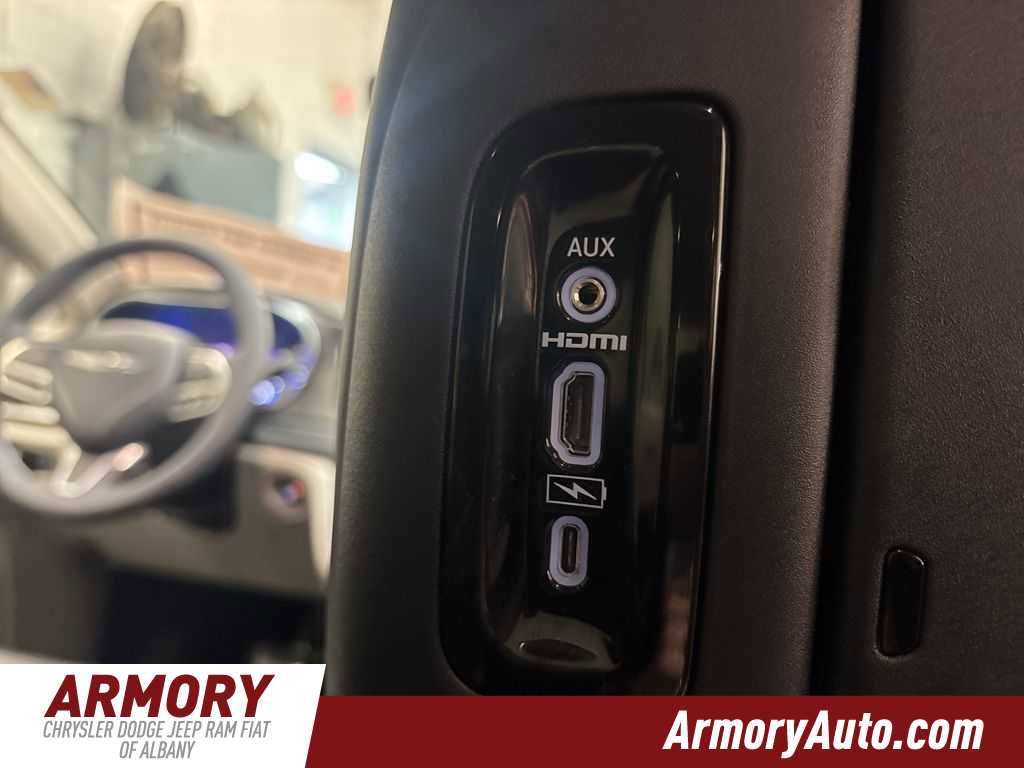 Used 2023 Chrysler Pacifica Touring-L w/ Uconnect Theater Family Group image 35